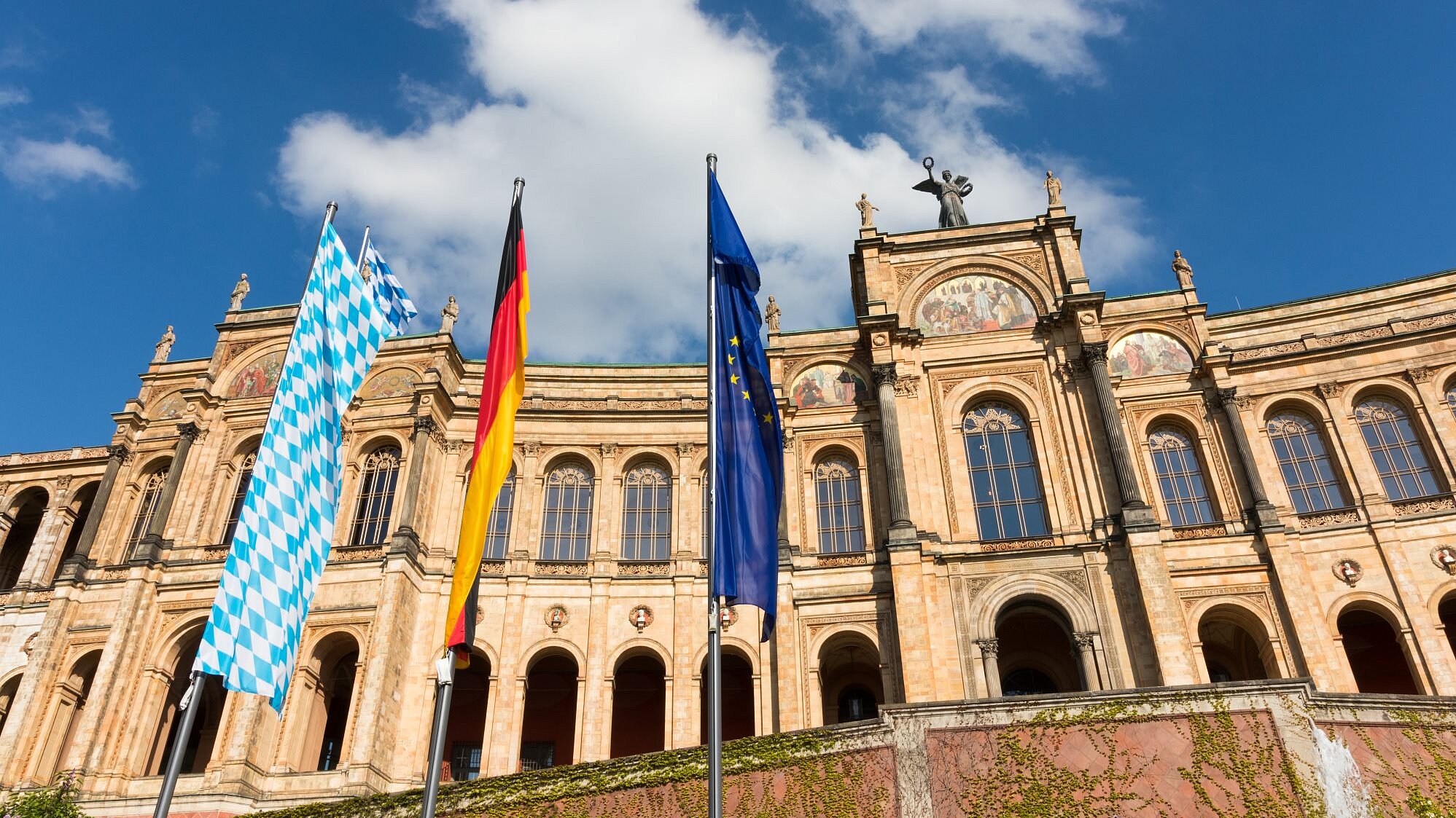 Außenansicht vom Bayerischen Landtag vor blauem Himmel
