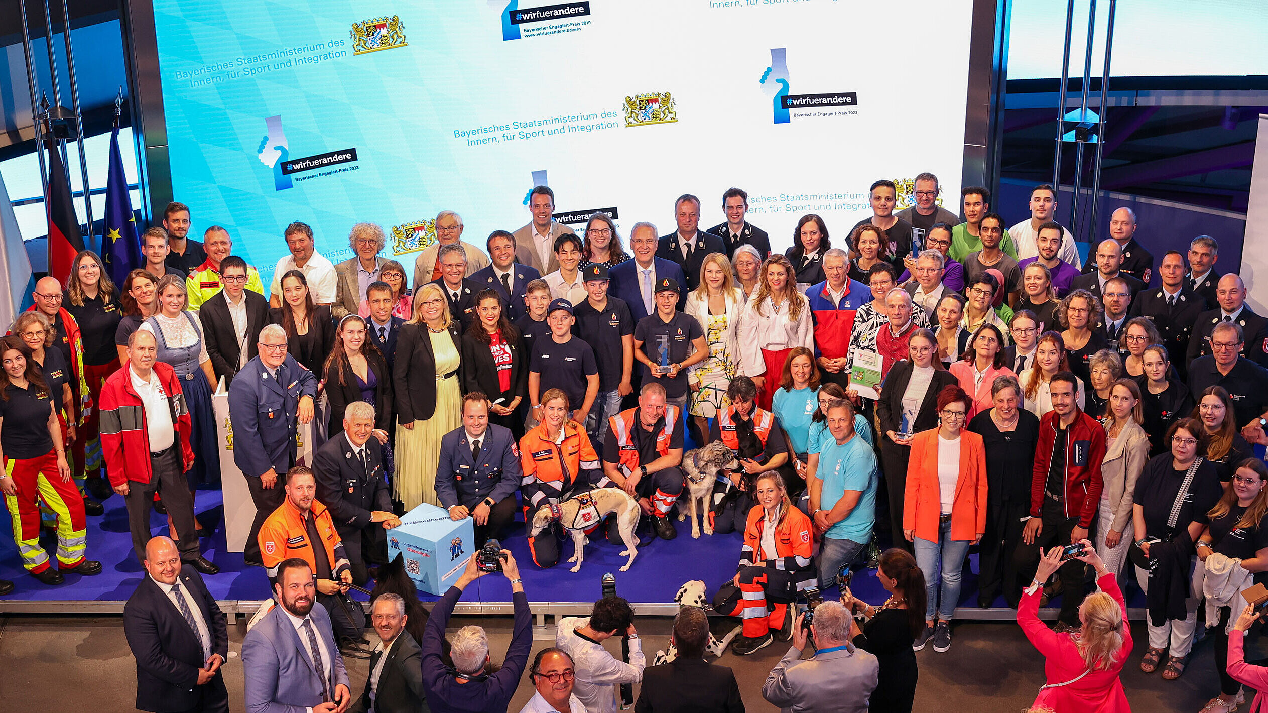 Gruppenfoto mit Innenminister Herrmann und Geehrten