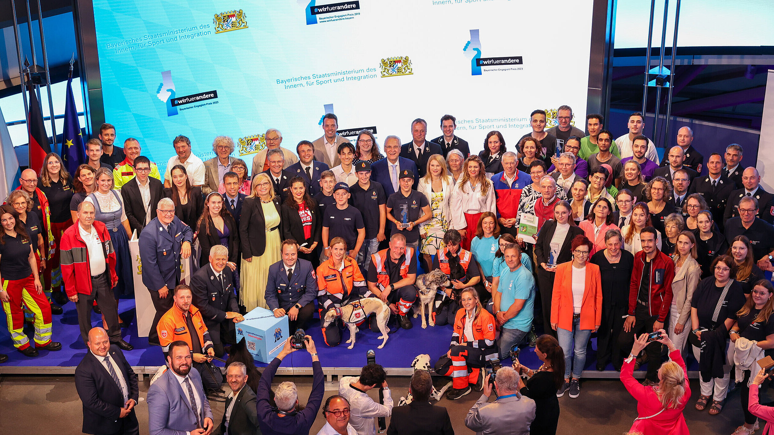 Gruppenfoto mit Innenminister Herrmann und Geehrten