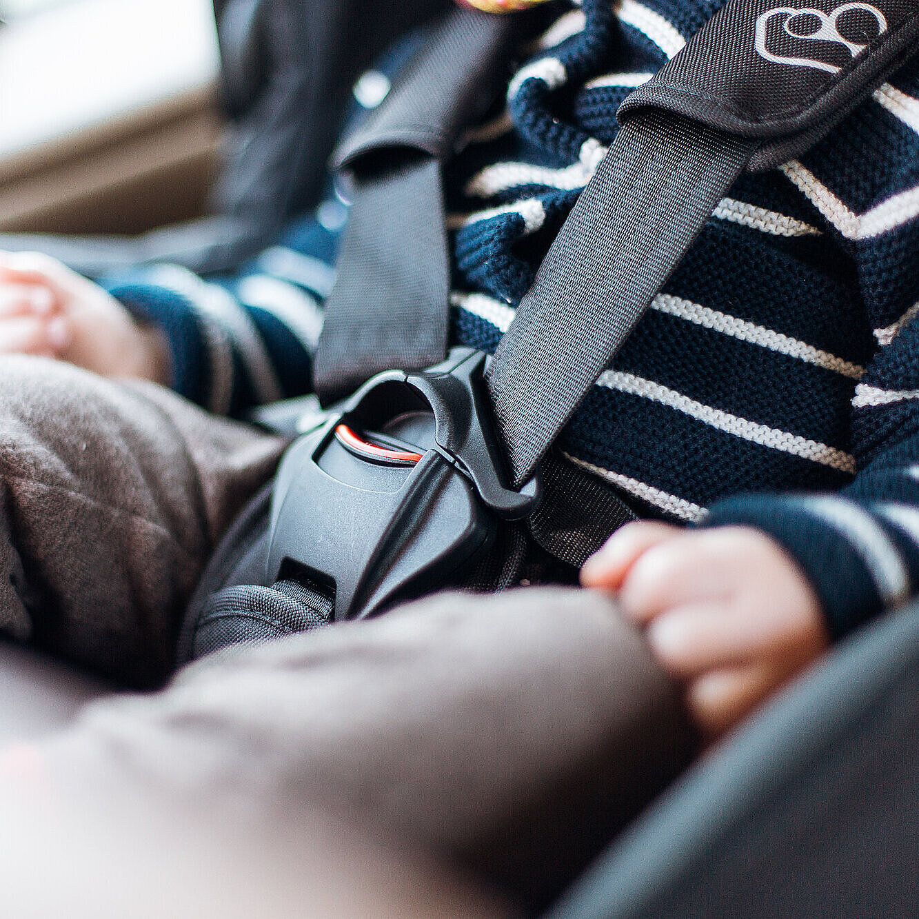 Detailfoto von Kind mit Anschnallgurt in Auto