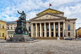 Nationaltheater und Vorplatz mit Max-Joseph-Denkmal in München