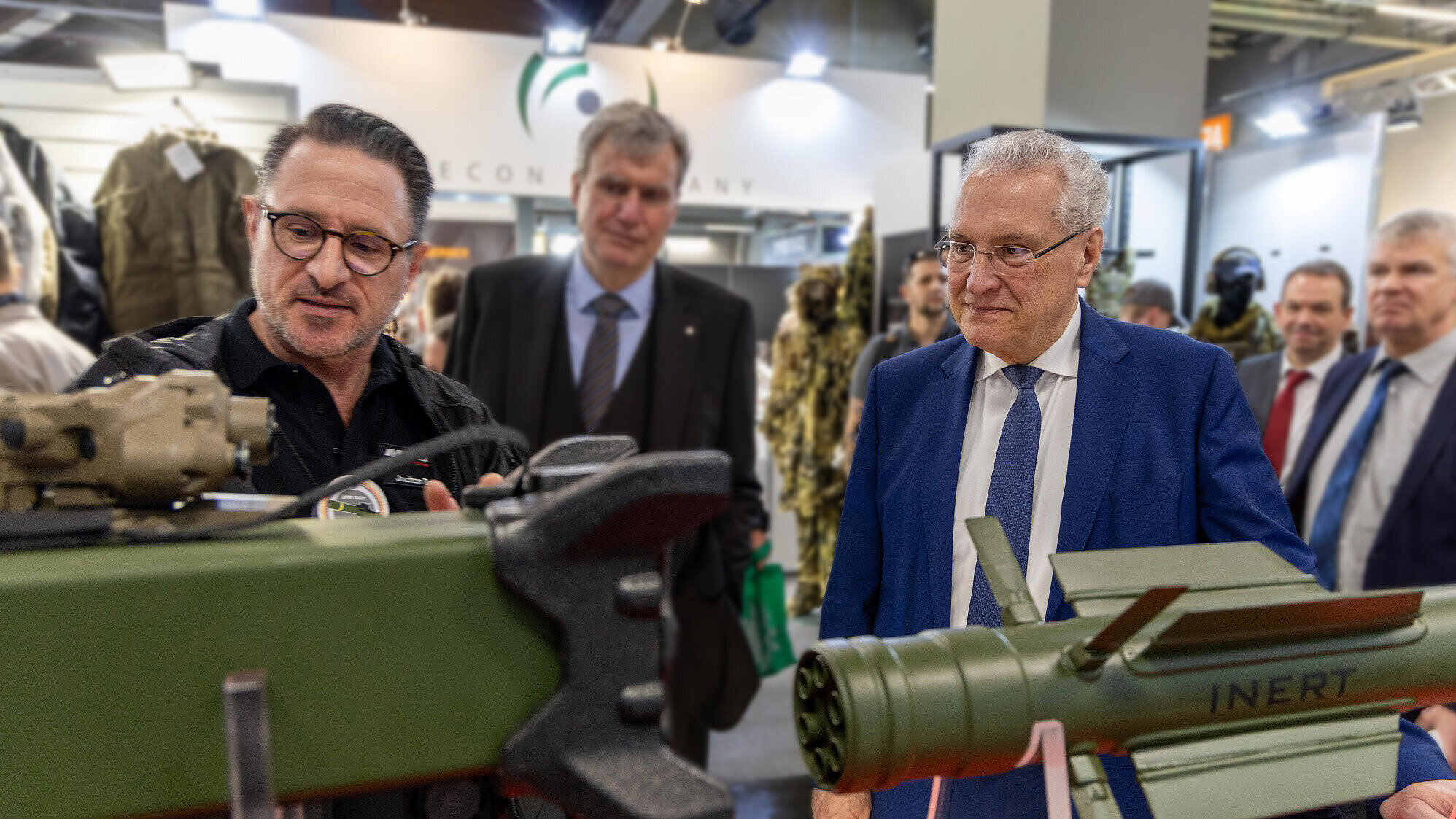 Herrmann besichtigt ein sicherheitstechnisches Gerät