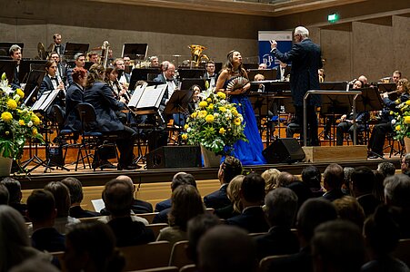 Polizeiorchester und Sängerin in Aktion