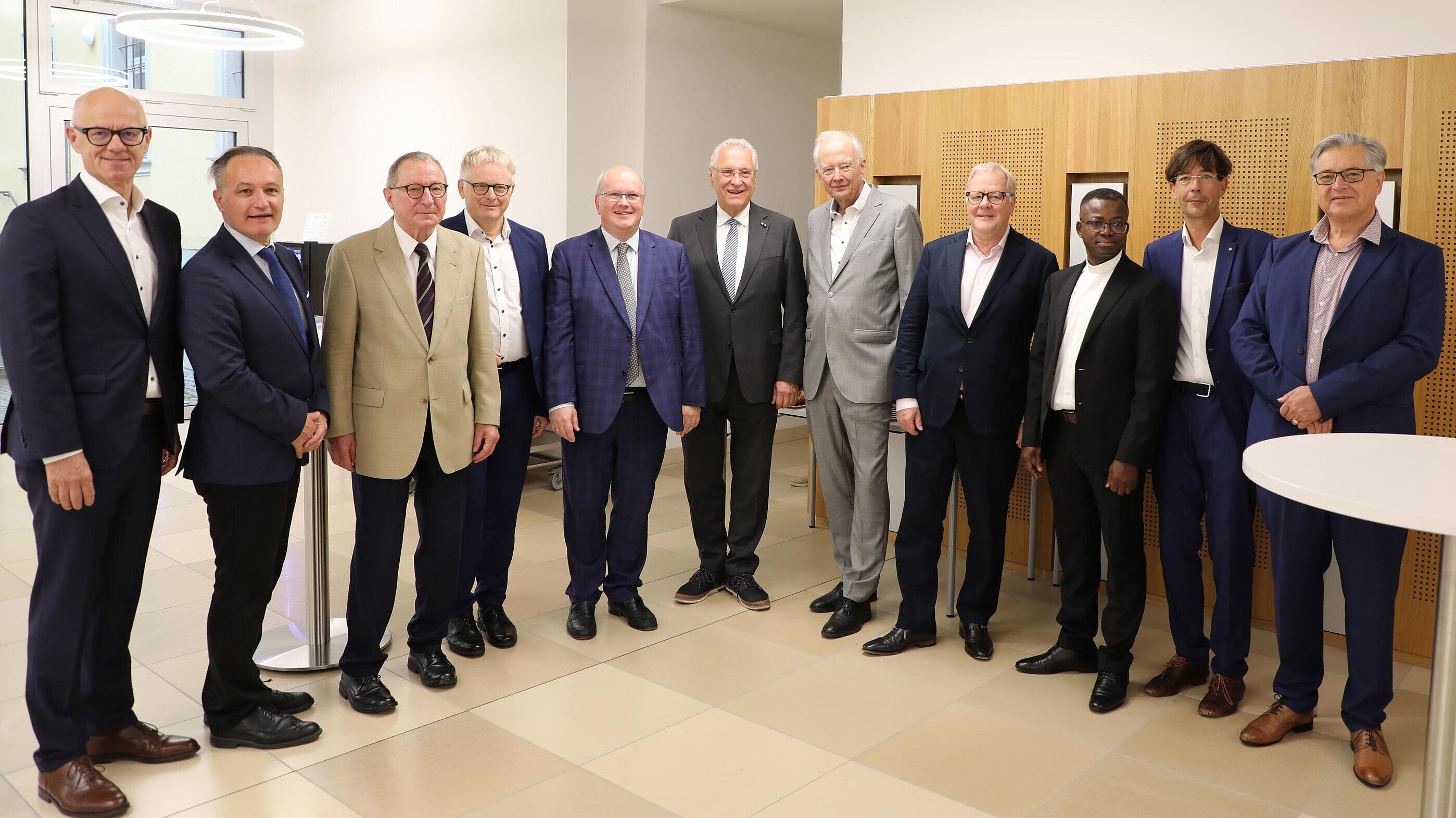 Gruppenfoto mit Innenminister Herrmann und 10 weiteren Männern