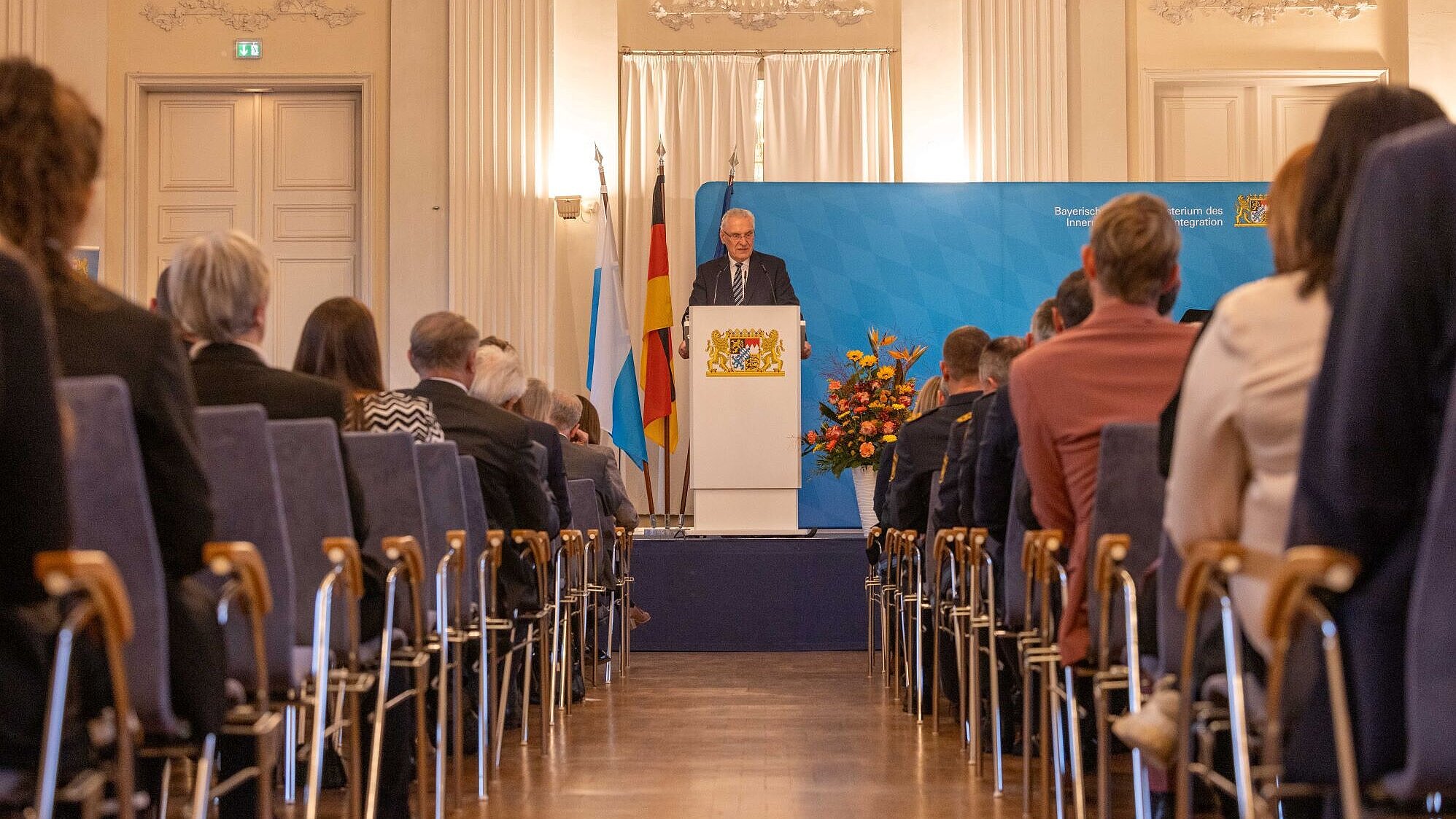 Auf dem Bild ist Innenminister Joachim Herrmann bei seiner Rede anlässlich des Festaktes zum Präsidentenwechsel des LfV zu sehen.