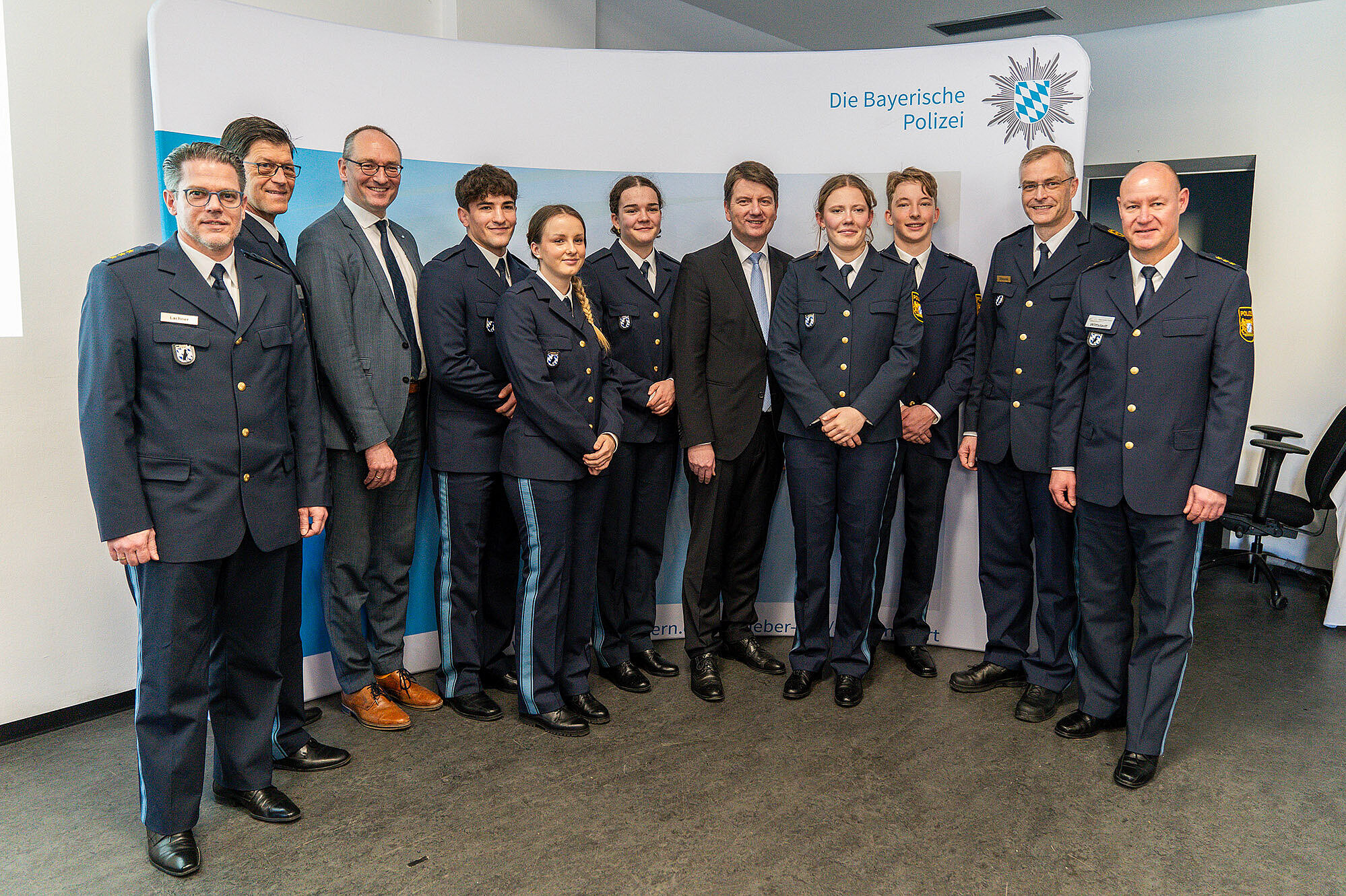 Gruppenbild mit Teilnehmern Vereidigung Spitzensport Sommer und Staatssekretär Sandro Kirchner