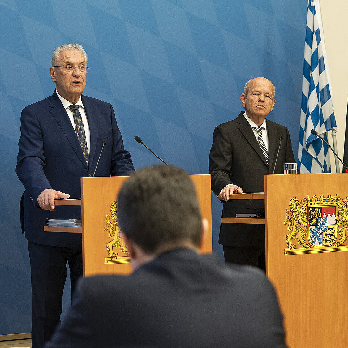 Bayerns Innenminister Joachim Herrmann heute bei der Vorstellung des Verfassungsschutzberichts 2023 gemeinsam mit Dr. Burkhard Körner, Präsident des Bayerischen Landesamts für Verfassungsschutz