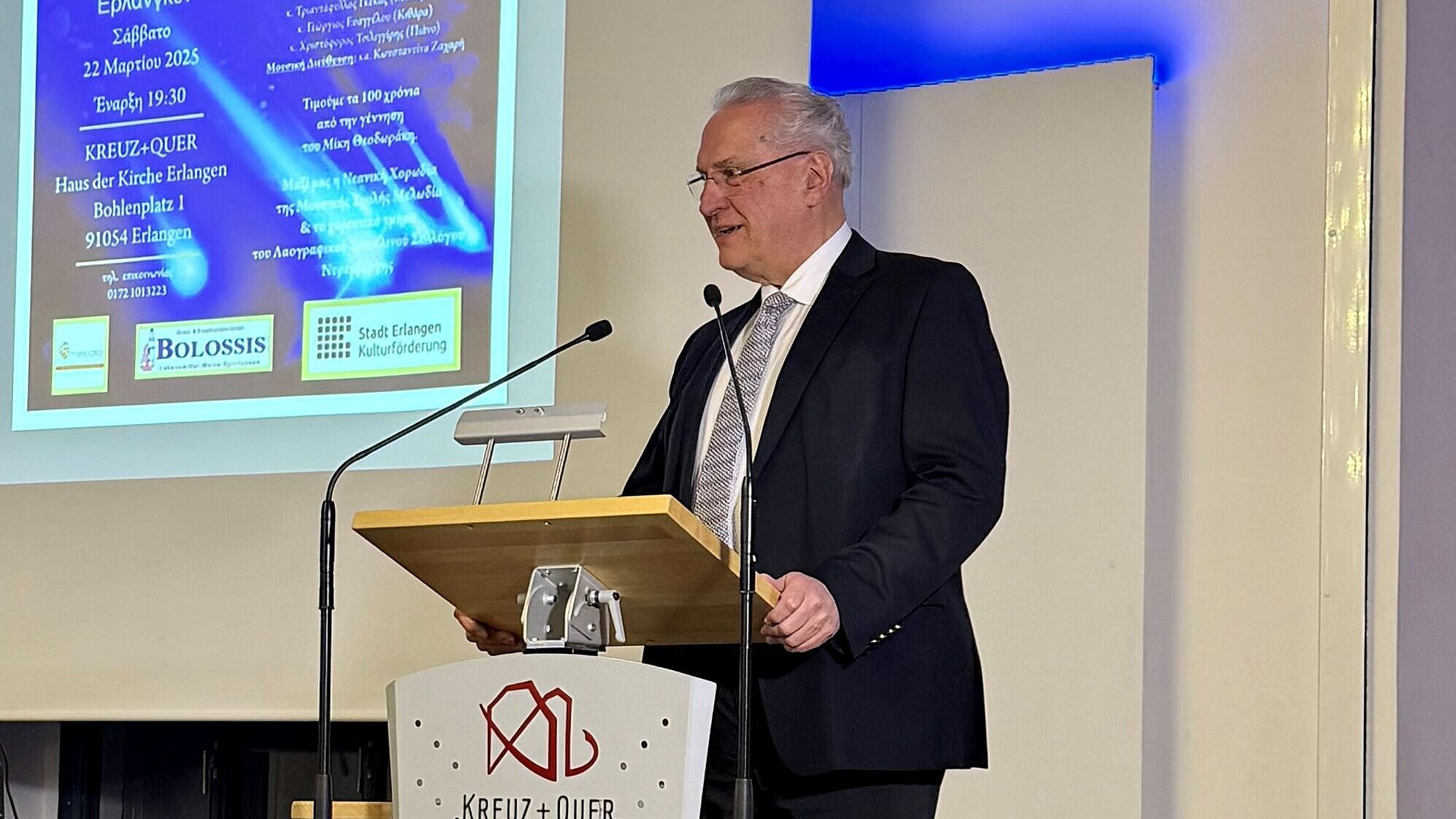 Auf dem Bild ist Innenminister Joachim Herrmann bei seiner Festrede anlässlich der Jubiläumsfeierlichkeiten der Griechischen Gemeinde Erlangen zu sehen.