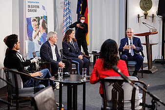 Innenminister Herrmann bei einer Podiumsdiskussion anl. des Anwerberabkommen mit der Türkei