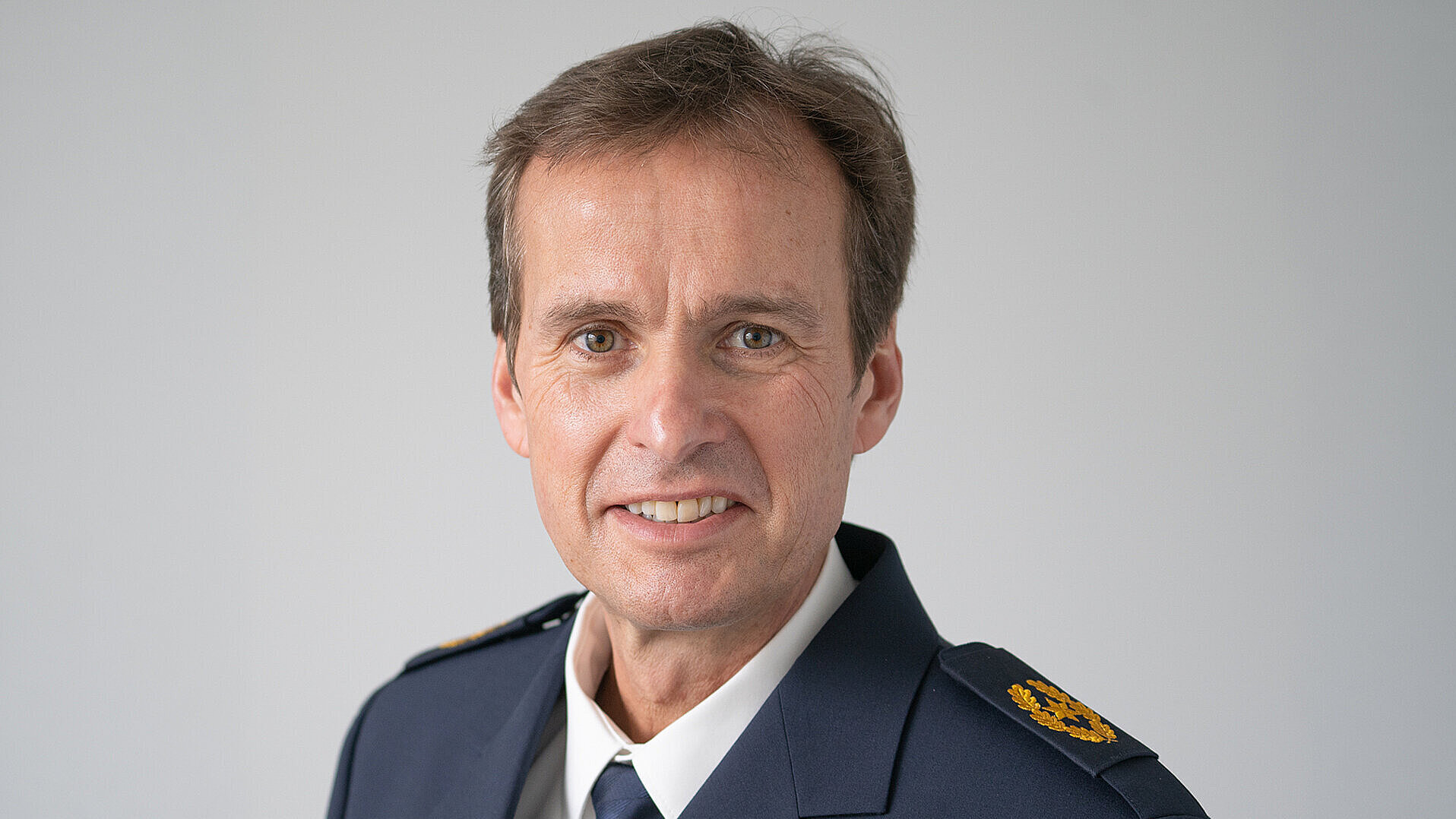Auf dem Bild ist Robert Fuchs in seiner Dienstuniform zu sehen, hinter ihm grauer Hintergrund