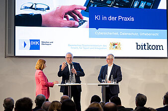 Innenminister Joachim Herrmann mit Dr. Wieland Holfelder (Google) und Moderatorin Tischgespräch