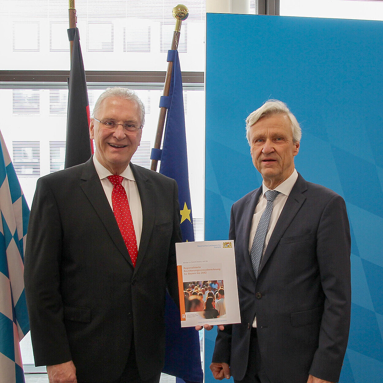 Herrmann und Dr. Gößl mit Broschüre