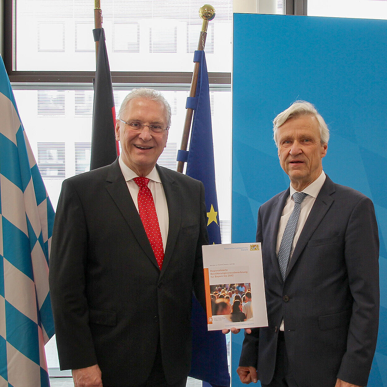 Herrmann und Dr. Gößl mit Broschüre