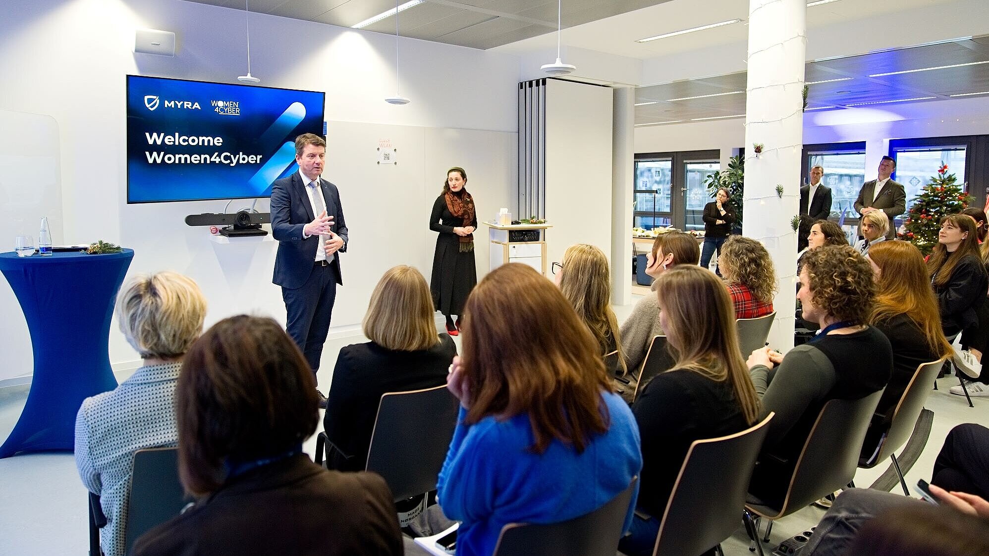 Innenstaatssekretär Sandro Kirchner hält eine Rede vor einem fast ausschließlich weiblichen Publikum.