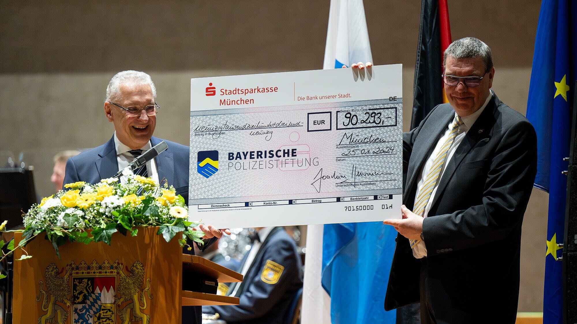 Innenminister Joachim Herrmann und Thomas Lintl, Vorsitzender der Polizeistiftung präsentieren großen Spendenscheck