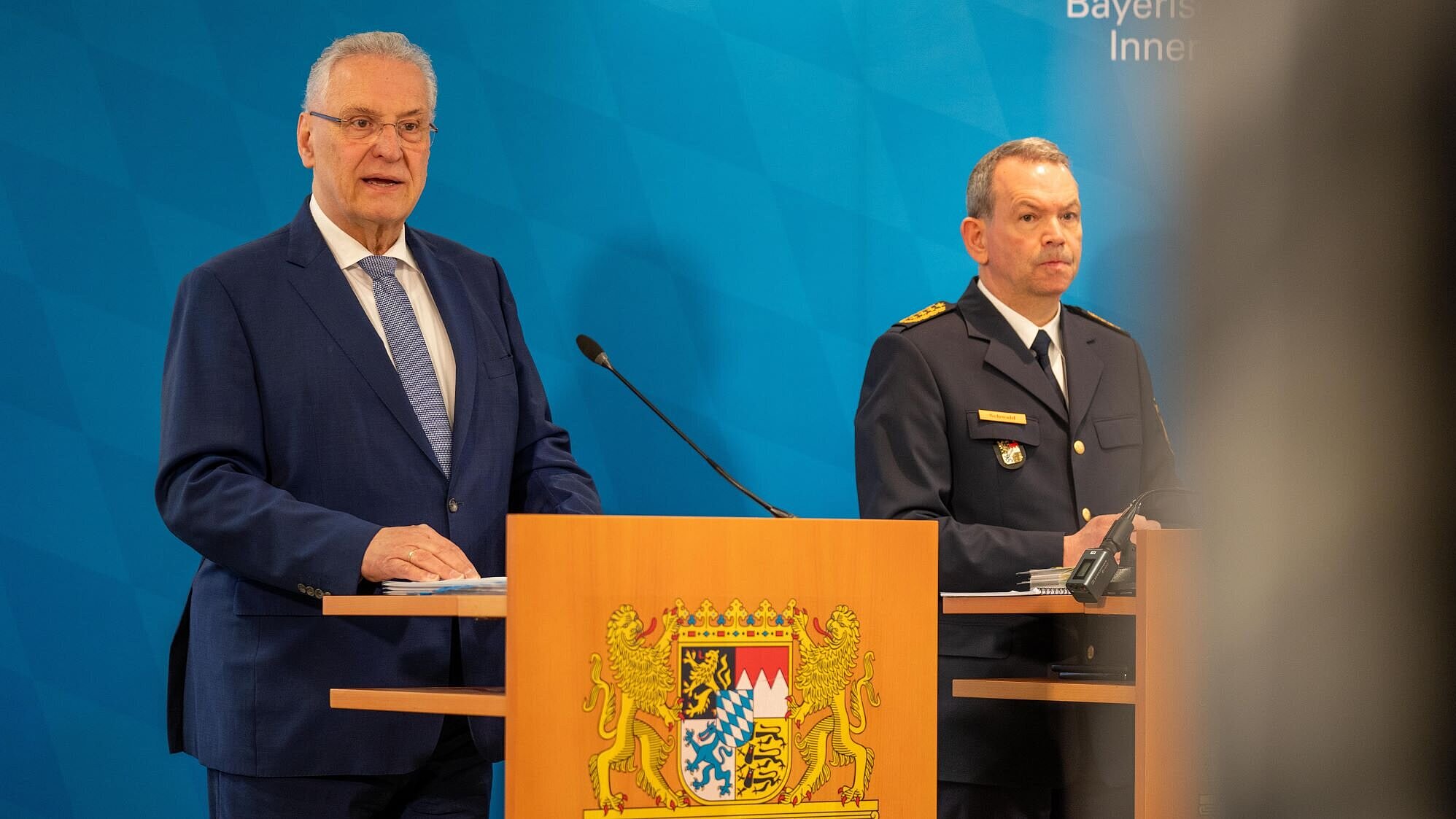 Auf dem Bild sind Innenminister Joachim Herrmann und Landespolizeipräsident Michael Schwald während der Pressekonferen anlässlich der Vorstellung der Polizeilichen Kriminalstatistik 2024 zu sehen.