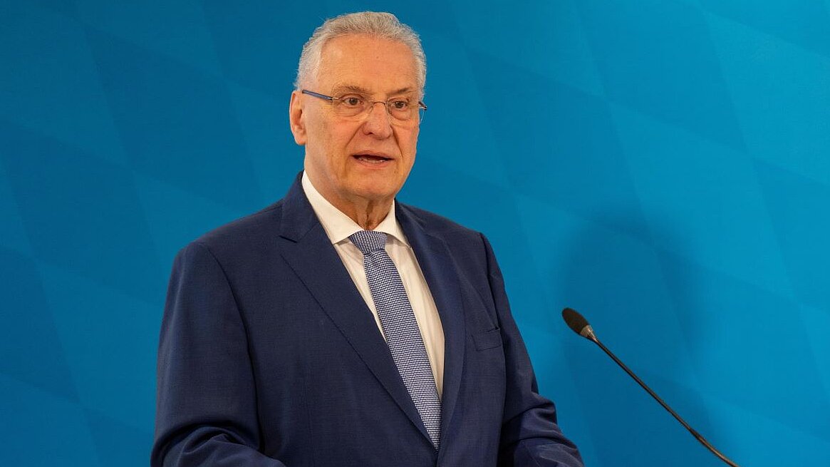 Auf dem Bild sind Innenminister Joachim Herrmann und Landespolizeipräsident Michael Schwald während der Pressekonferen anlässlich der Vorstellung der Polizeilichen Kriminalstatistik 2024 zu sehen.