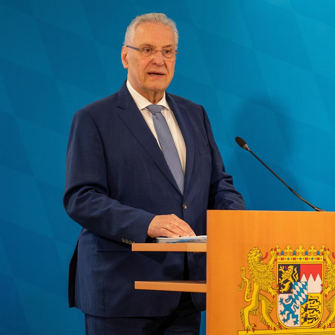 Auf dem Bild sind Innenminister Joachim Herrmann und Landespolizeipräsident Michael Schwald während der Pressekonferen anlässlich der Vorstellung der Polizeilichen Kriminalstatistik 2024 zu sehen.