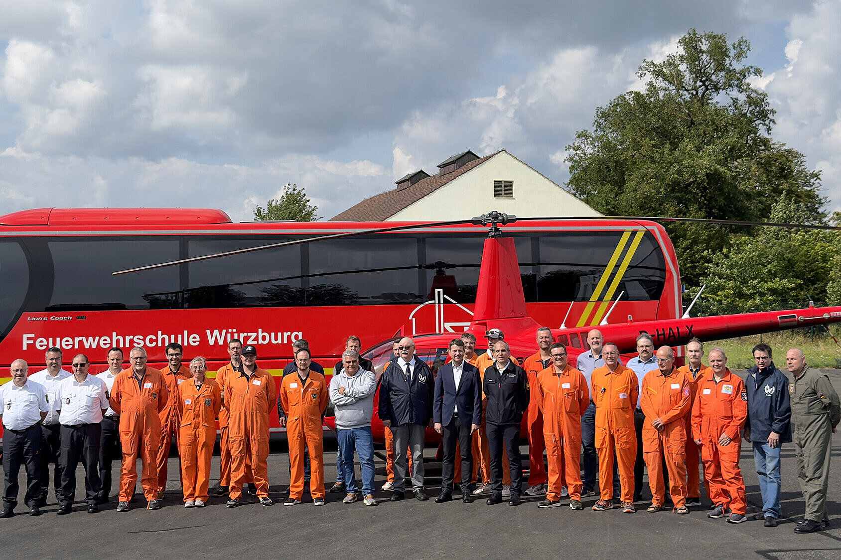 Gruppenbild mit Staatssekretär Sandro Kirchner mit den Teilnehmern des 17. Aufbaulehrganges für Luftbeobachter auf dem VLP Giebelstadt.