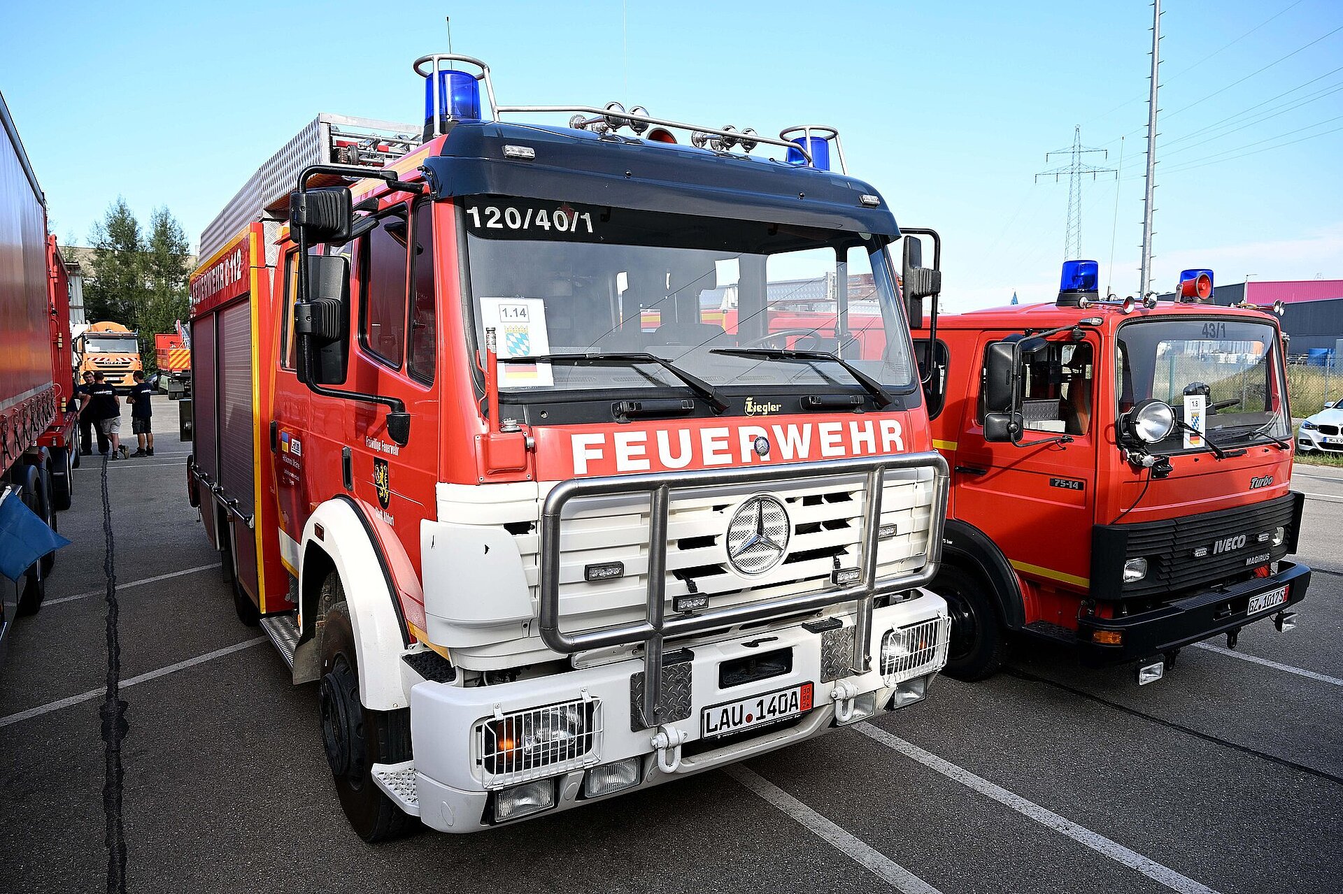 Zwei Feuerwehrautos, ein größeres und ein kleineres Modell, nebeneinander stehend