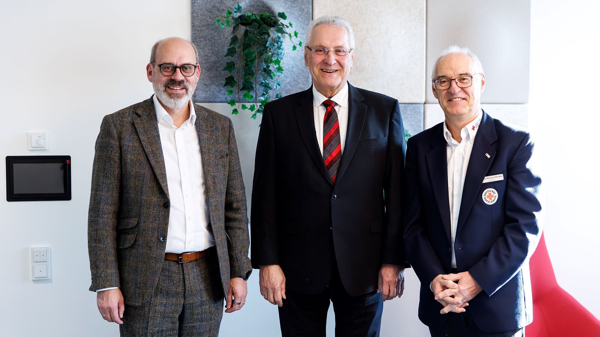 Innenminister Joachim Herrmann mit u.a. BRK-Präsident Weisky