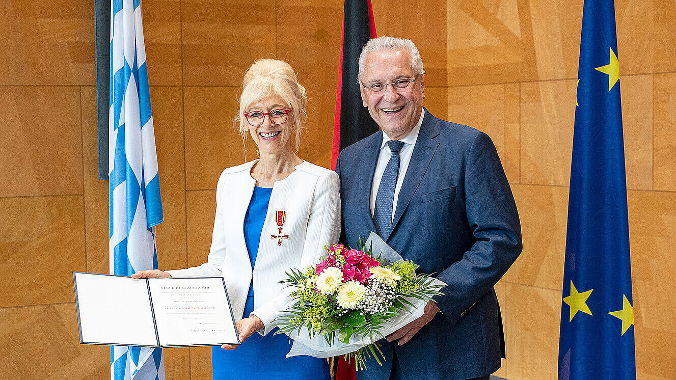 Urkundenübergabe: Herrmann und Beckmann