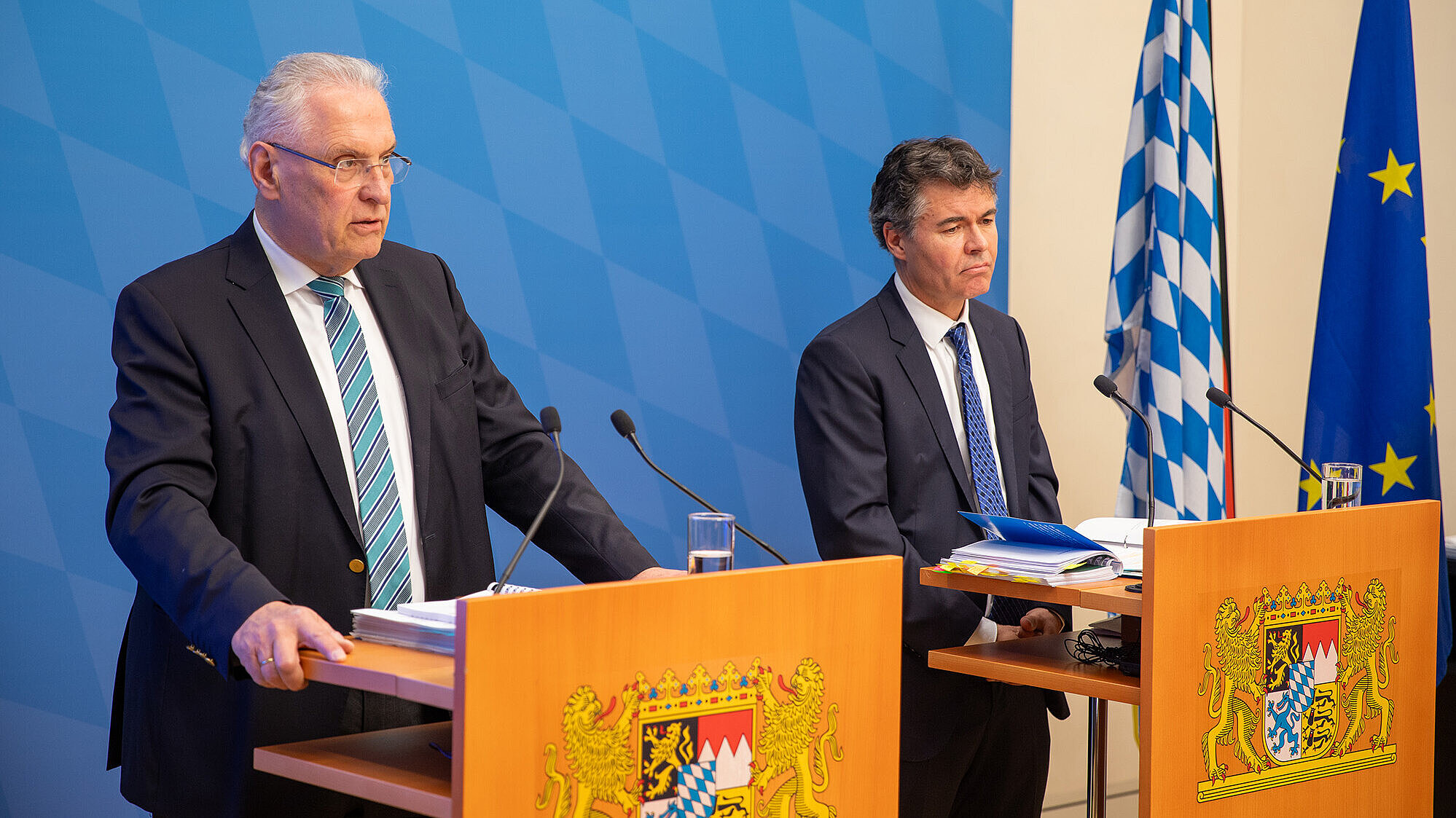 auf dem Bild: Innenminister Joachim Herrmann (re,) am Rednerpult, links neben ihm Manfred Hauser, Präsident des Bayerischen Verfassungsschutz, ebenfalls am Rednerpult