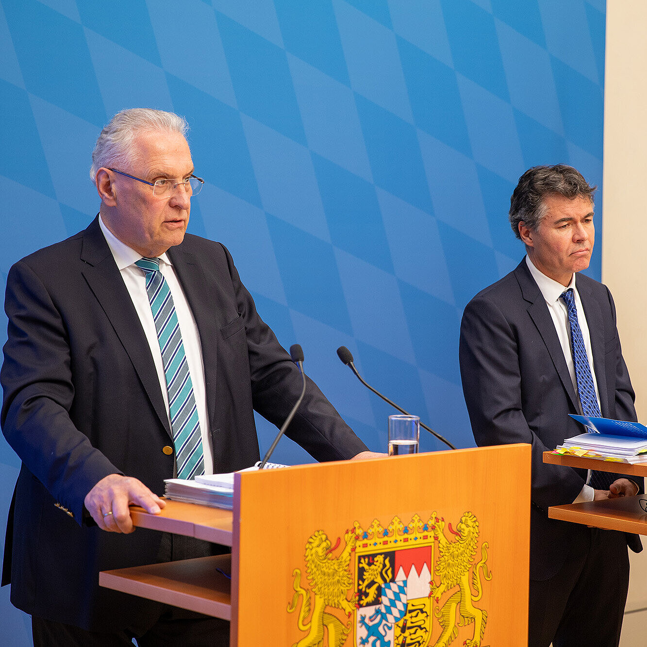 auf dem Bild: Innenminister Joachim Herrmann (re,) am Rednerpult, links neben ihm Manfred Hauser, Präsident des Bayerischen Verfassungsschutz, ebenfalls am Rednerpult