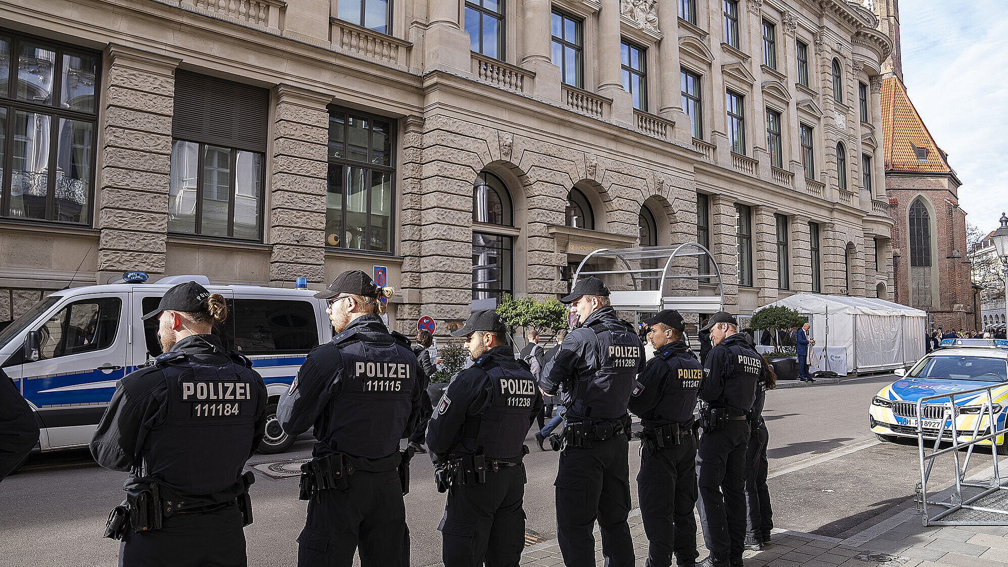 60. MSC Polizisten vor dem Bayerischen Hof