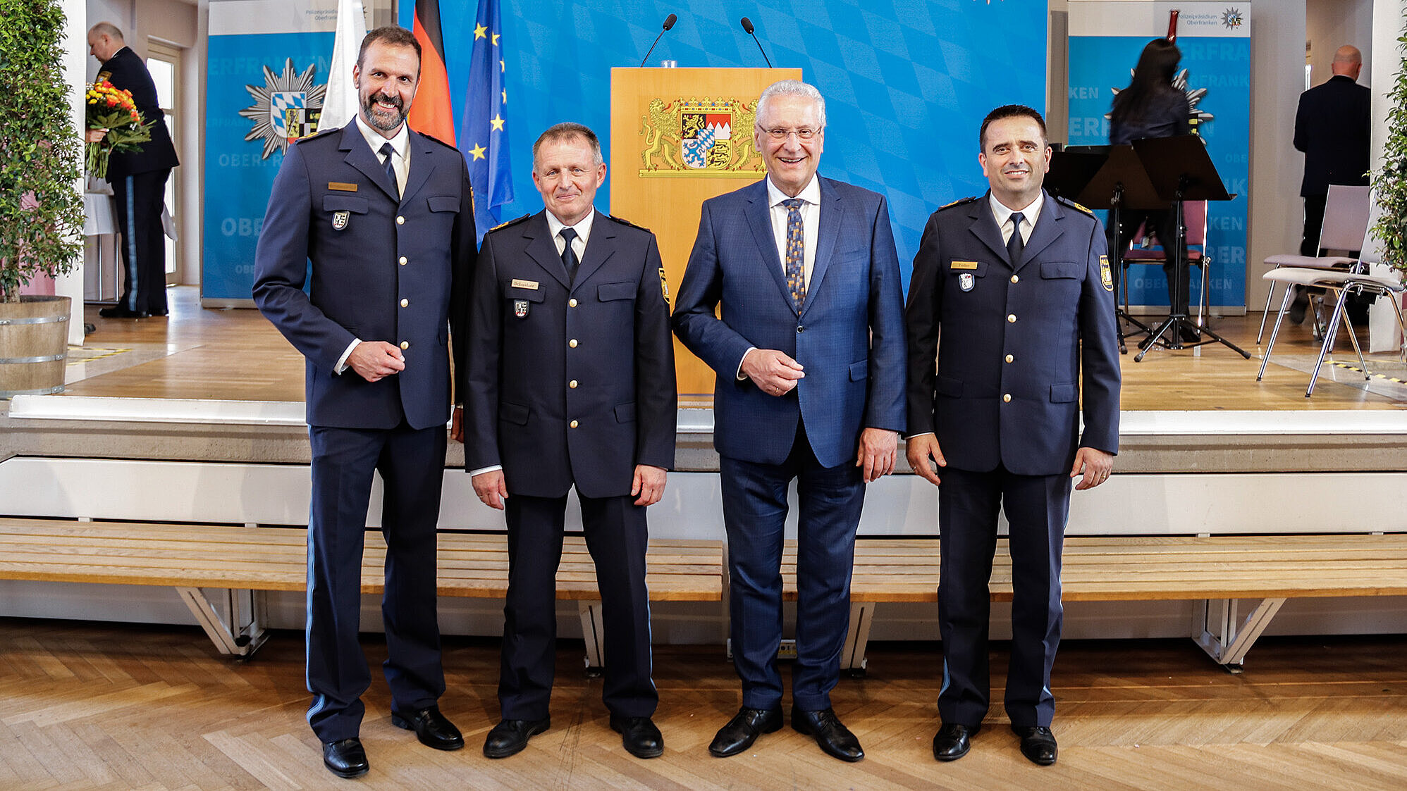Gruppenbild mit Herrmann, Trebes, Schmelzer und Rothdauscher vor Bühne