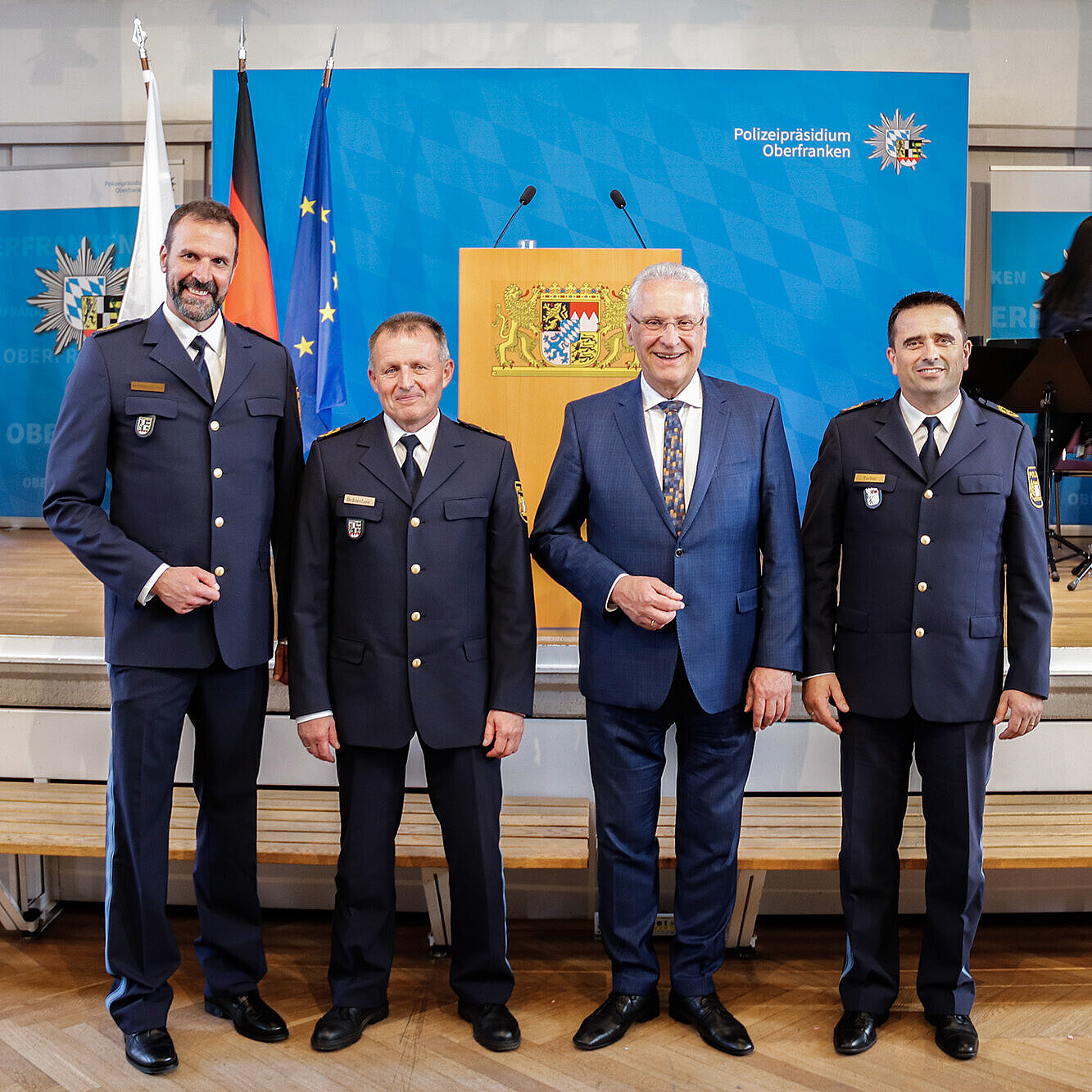 Gruppenbild mit Herrmann, Trebes, Schmelzer und Rothdauscher vor Bühne