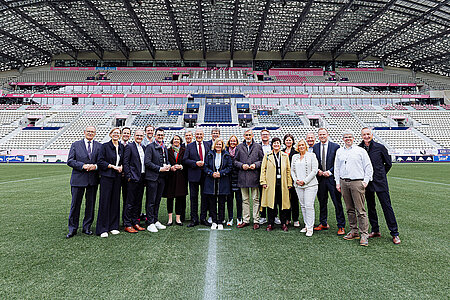Gruppenbild der Sportministerinnen und -minister im Stadion
