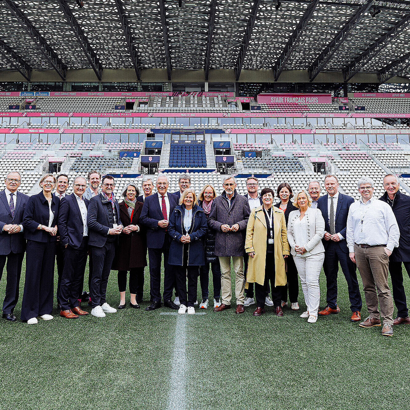 Gruppenbild der Sportministerinnen und -minister im Stadion