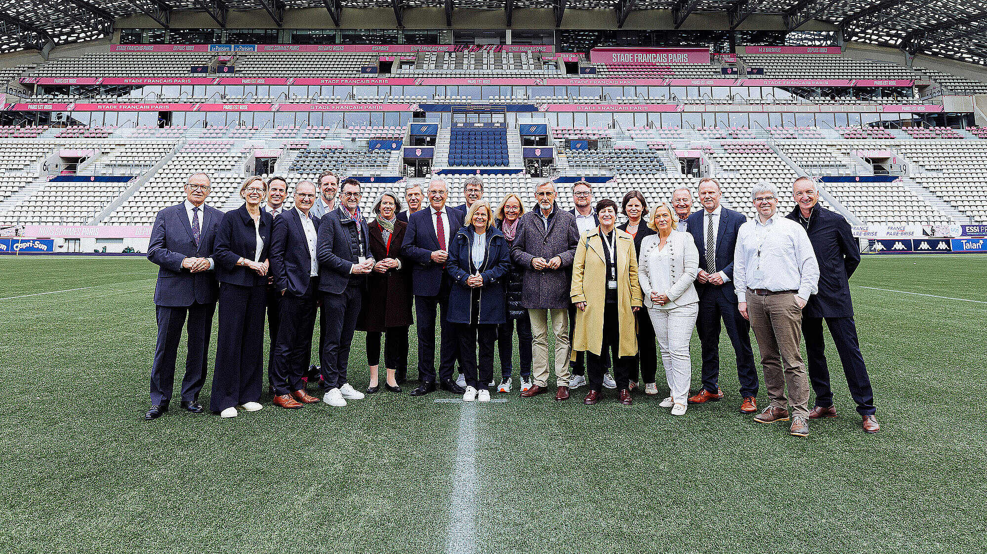 Gruppenbild der Sportministerinnen und -minister im Stadion