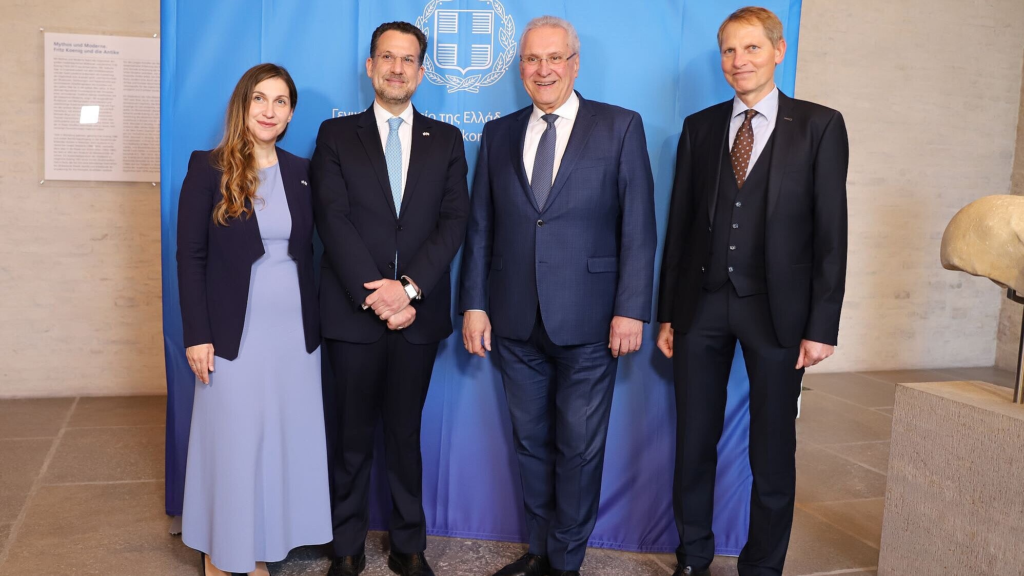 Auf dem Bild ist Innenminister Joachim Herrmann mit Honoratioren anlässlich der Feierlichkeiten zum Griechischen Nationalfeiertag zu sehen.