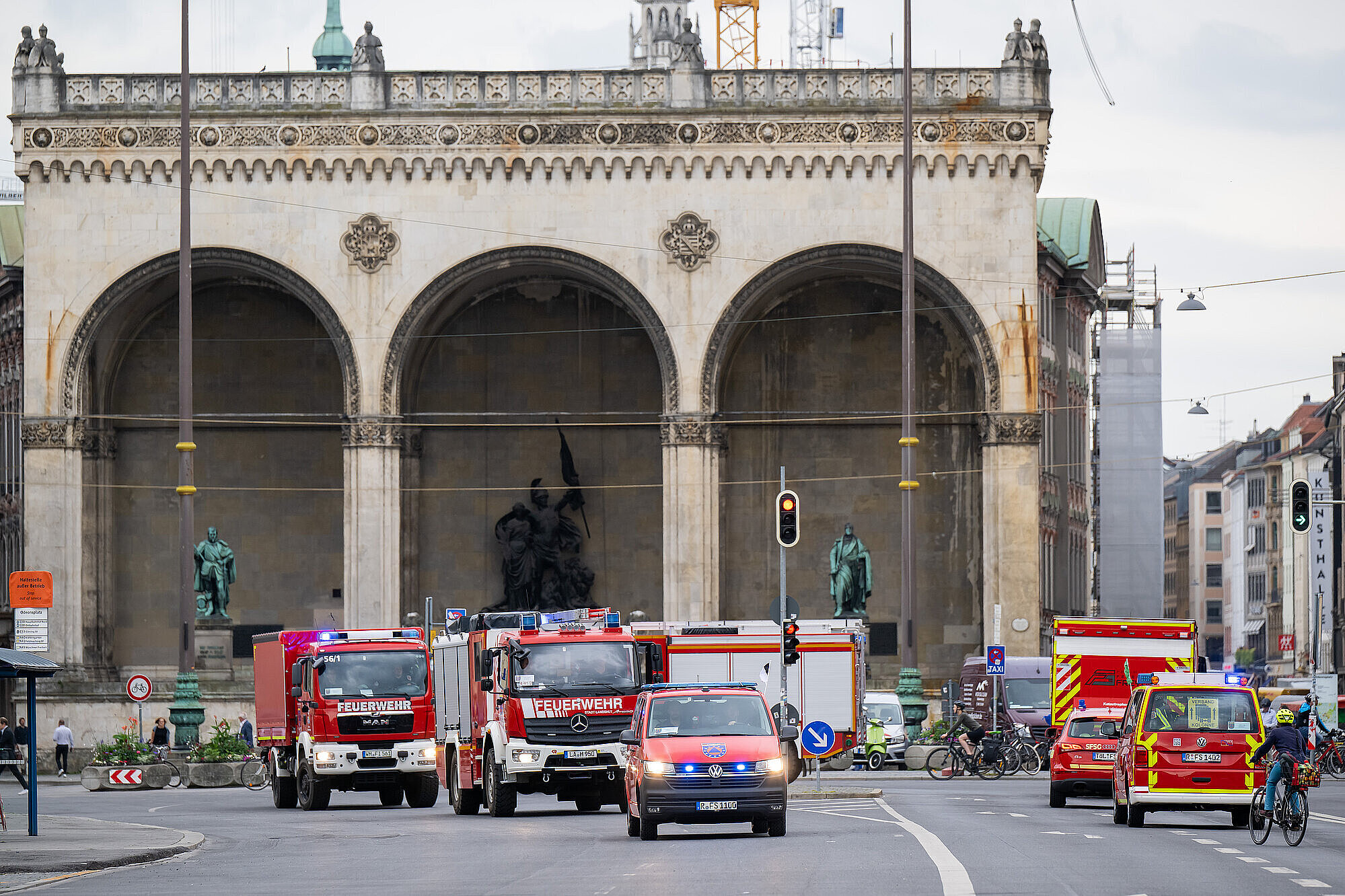 Feuerwehrfahrzeuge fahren auf der Straße vor der Feldherrnhalle in München