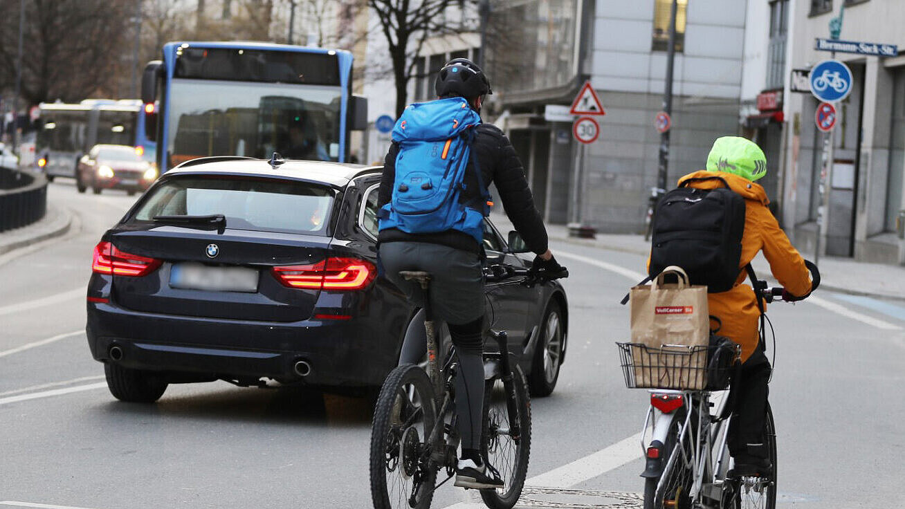 Zwei Fahrradfahrer auf einer Straße