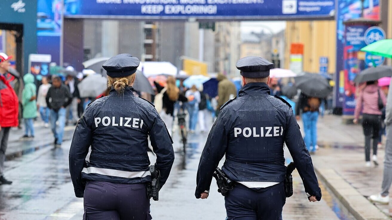 Auf dem Bild sind zwei Polizisten zu sehen, während ihrer Streife bei der IAA. Um sie herum viele Besucherinnen und Besucher