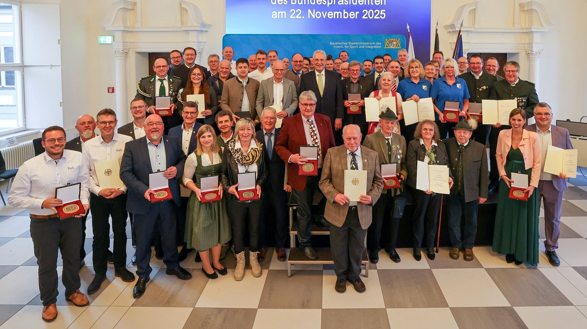 Auf dem Bild sind die Vertreterinnen und Vertreter der geehrten Vereine auf der Bühne zusammen mit Innen- und Sportminister Joachim Herrmann zu sehen