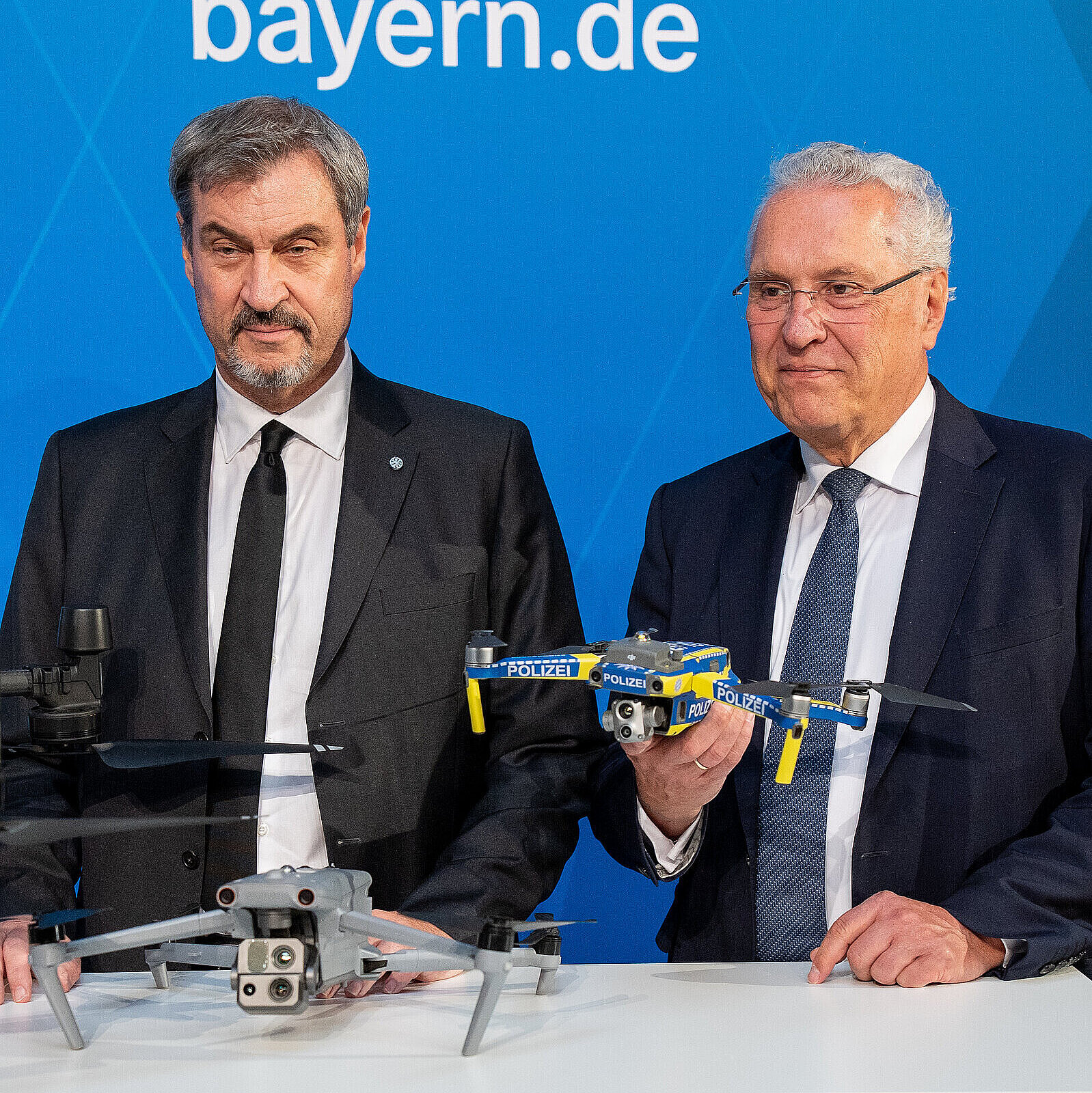 Ministerpräsident Dr. Markus Söder und Innenminister Joachim Herrmann mit Polizeidrohne vor Pressewand