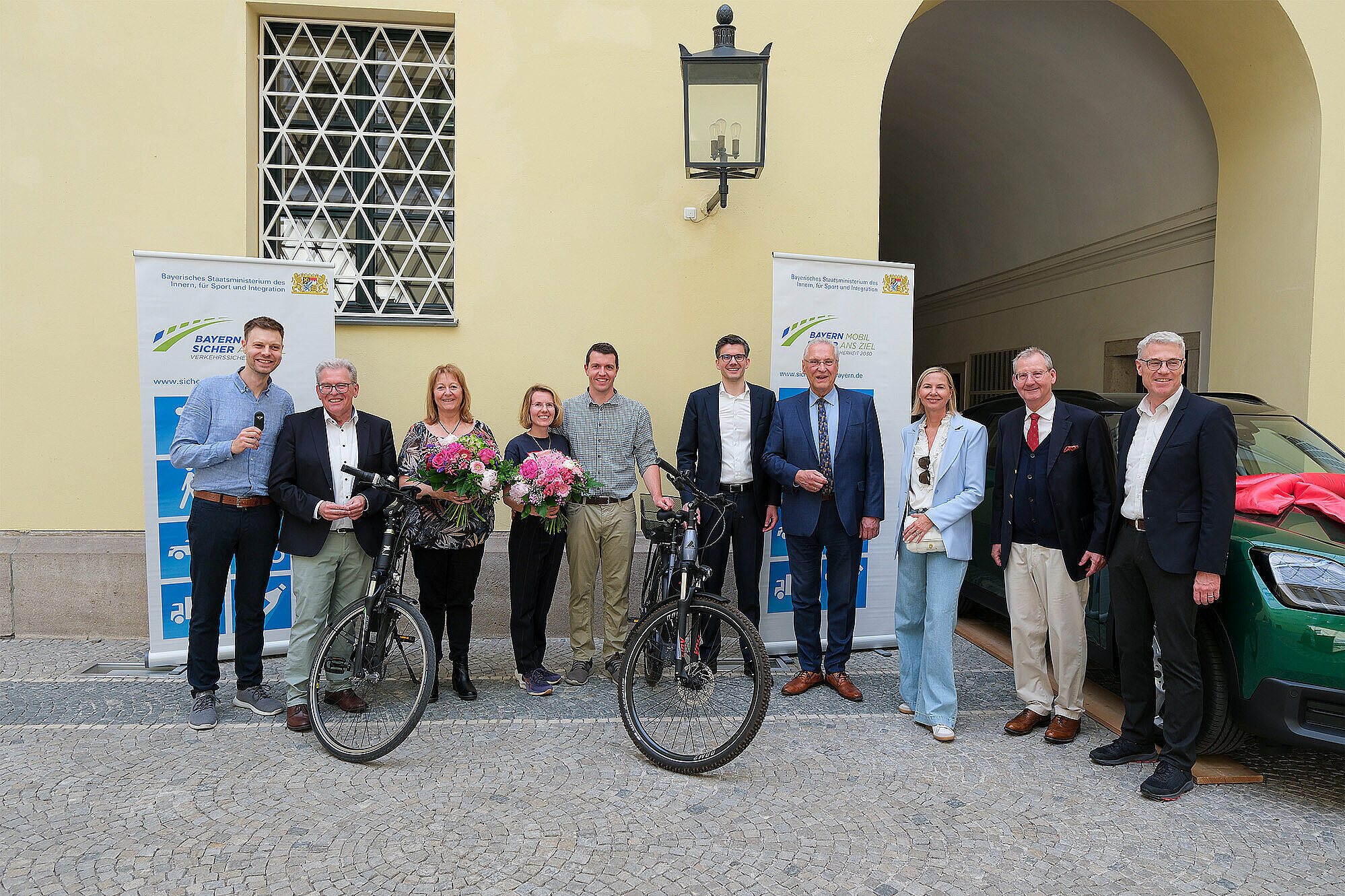 Gruppenbild im Odeon mit den Gewinnern Lars Worring, Matthias Simon, Heike Gottbrecht und den Sponsoren BMW Group Jennifer Treiber-Ruckenbrod, Bayernwerk AG Albert Zettl Personalvorstand, Versicherungskammer Bayern Johannes Wagner Geschäftsführer im Konzern Versicherungskammer, ADAC Südbayern e.V.: Alexander Kreipl, FC Bayern München Prof. Dr. Dieter Mayer 1. Vizepräsident