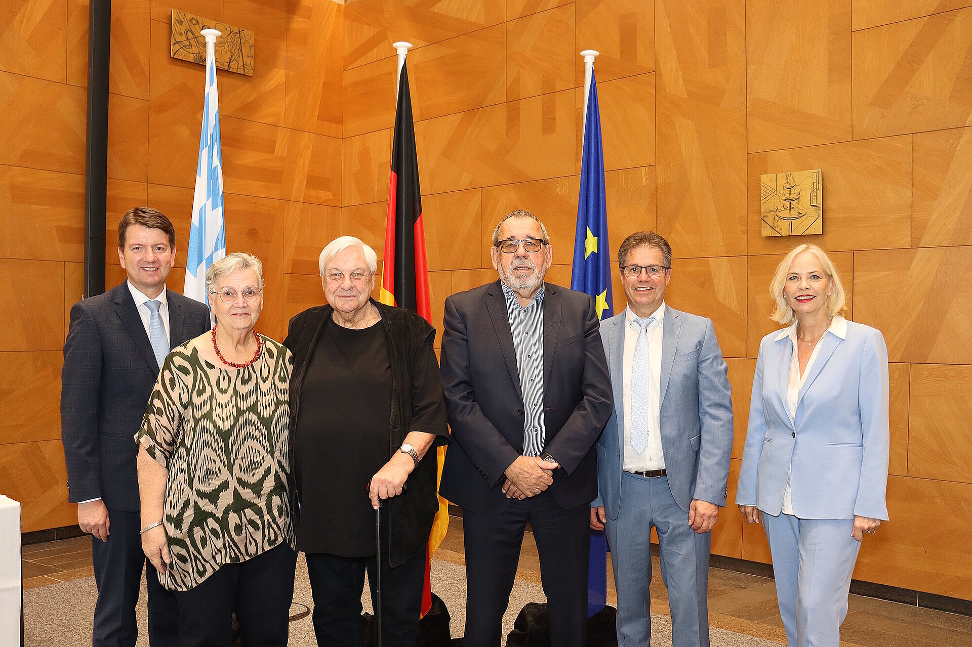 Alle Geehrten des heutigen Tages. V.l.n.r.: Innenstaatssekretär Sandro Kirchner, Brunhilde Hergenhan, Helmut Endres, Thomas Heil, Matthias Klöffel und Regierungspräsidentin Dr. Susanne Weizendörfer