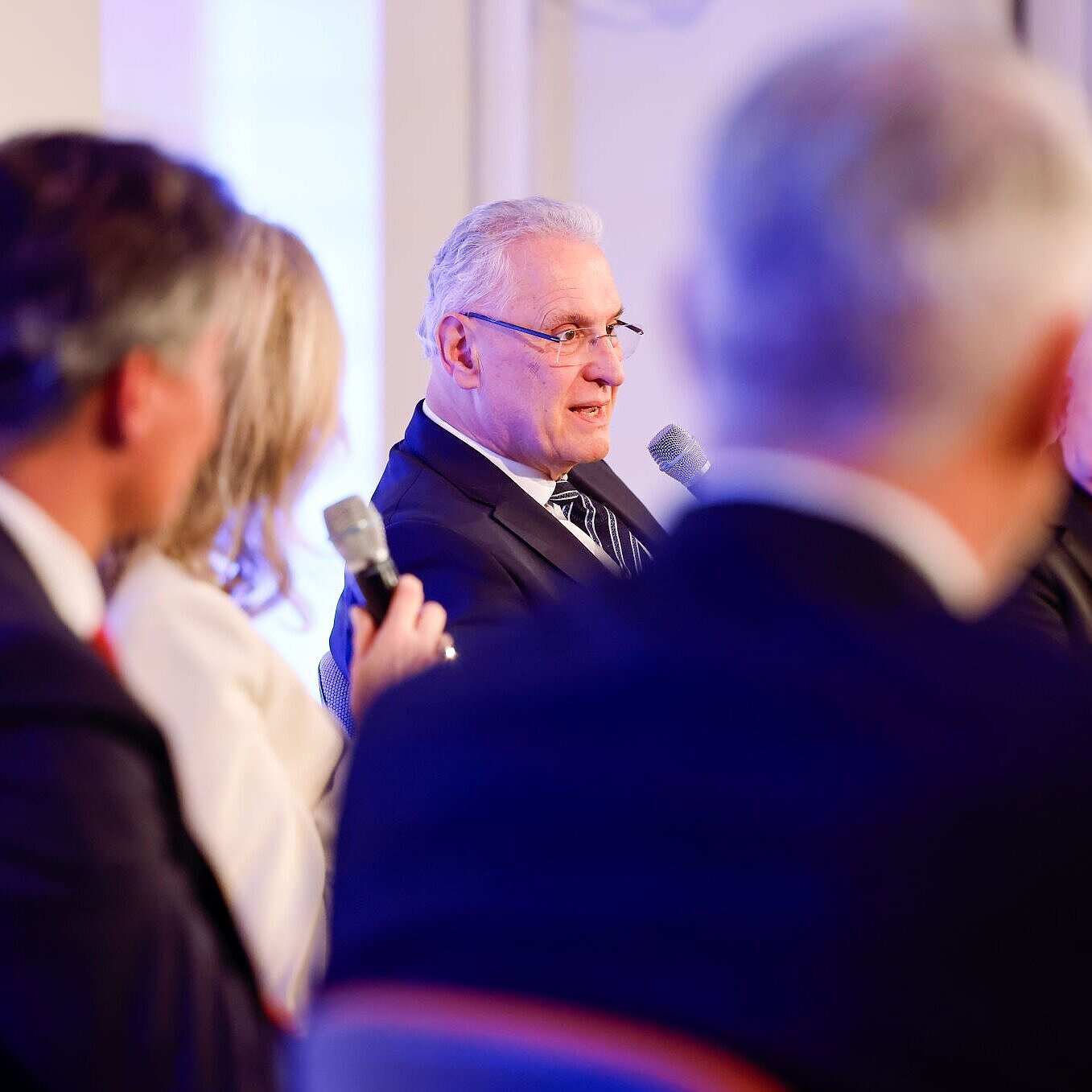 Innenminister Joachim Herrmann spricht während der Podiumsdiskussion zu 75 Jahre Landesamt für Verfassungsschutz.