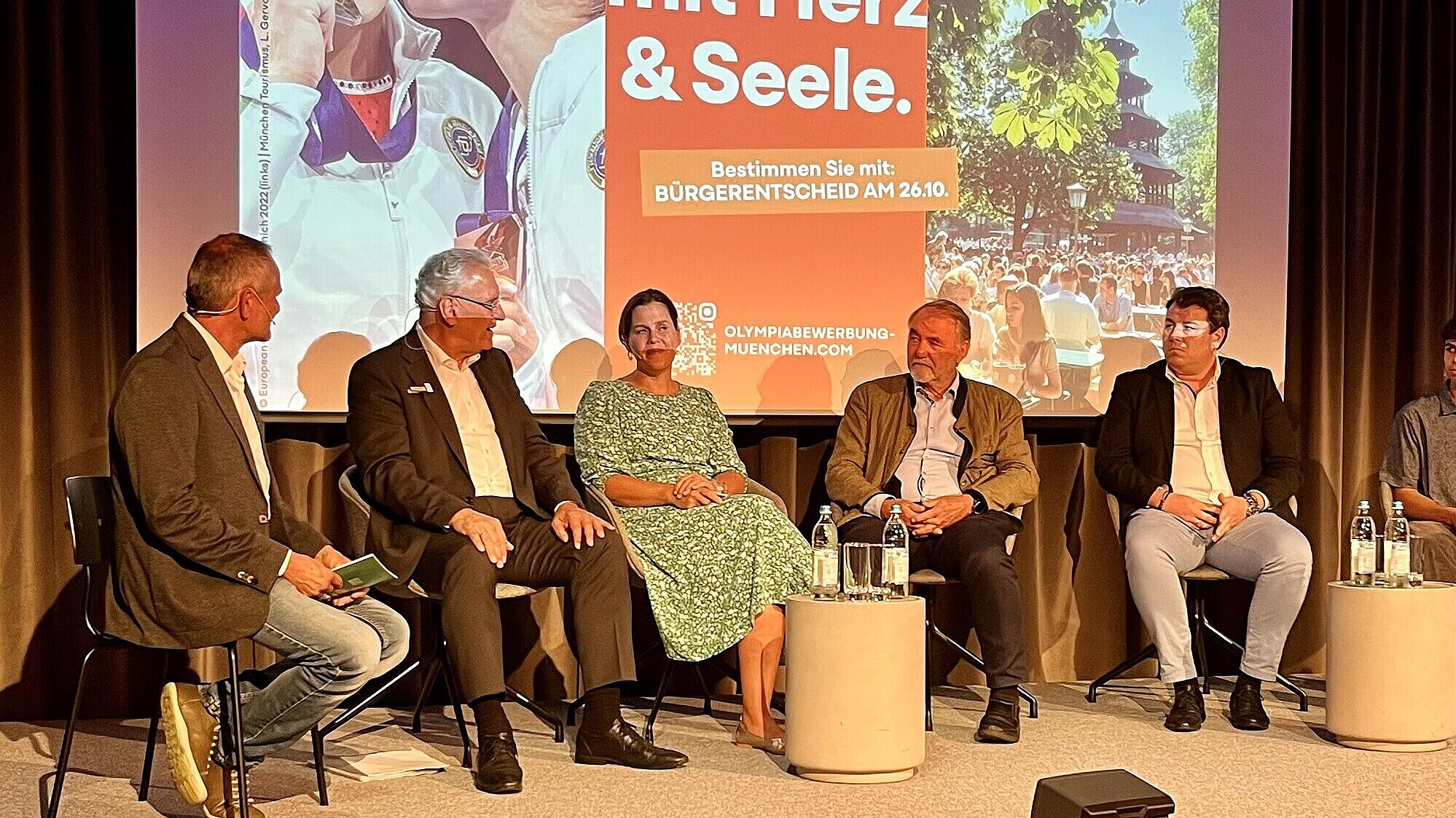 Innenminister Joachim Herrmann diskutiert auf dem Podium mit Teilnehmern über die Olympiabewerbung der Landeshauptstadt München