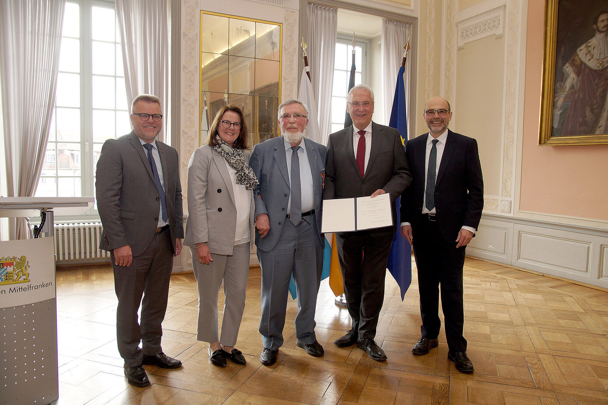 Die Personen auf dem Gruppenfoto, v.l.n.r.: Stefan Horndasch, stellv. Landrat des Landkreises Ansbach, Regierungsvizepräsidentin Birgit Riesner, Geehrter Claus Broser, Staatsminister Joachim Herrmann mit Urkunde, Markus Liebich, Erster Bürgermeister Stadt Leutershausen.