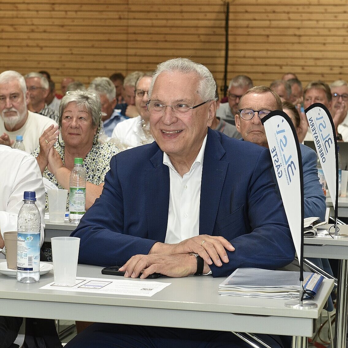 Innenminister Joachim Herrmann neben weiteren Teilnehmern an Sitzungstisch