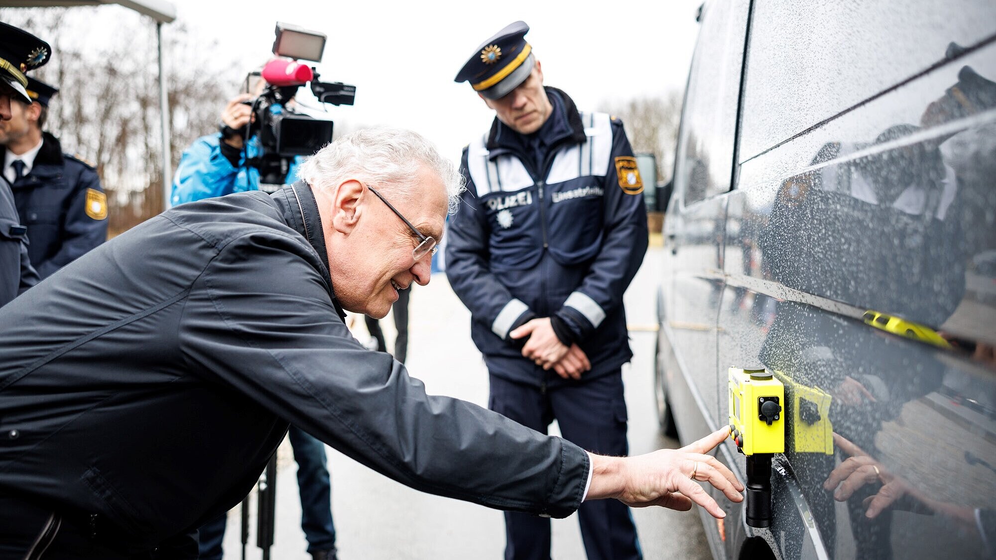 Herrmann testet gelbes elektronisches Gerät an einem Kastenwagen