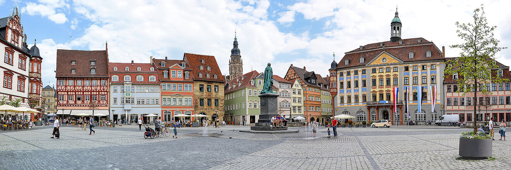 Panoramaansicht vom Marktplatz in Coburg mit historischen Fassaden, Prinz-Albert-Denkmal und Rathaus