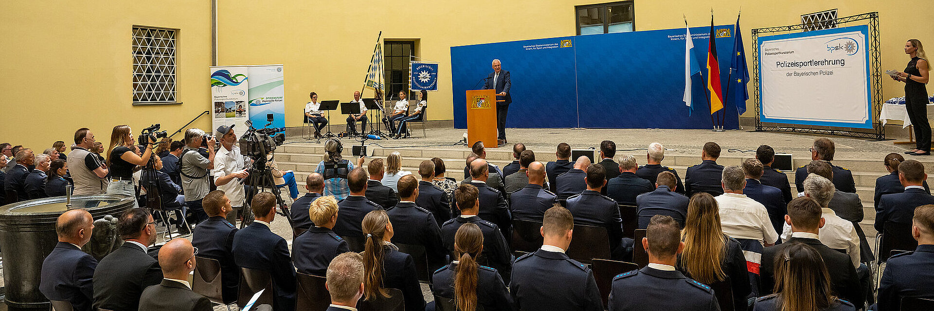 Polizeisportlerehrung im Odeon des Bayerischen Innenministeriums - im Bild das Publikum und die Teilnehmenden von hinten mit Blick auf die Bühne zu Innenminister Joachim Herrmann bei seiner Ansprache