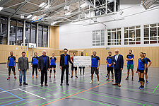 Innen-, Sport- und Integrationsminister Joachim Herrmann übergibt am 05.10.2020 in Unterfoehring an das Mixed Volleyballteam "Servus und Salem" des TSV Unterföhring einen Scheck. Die Fördermittel kommen aus dem Projekt "Sport schafft Heimat"